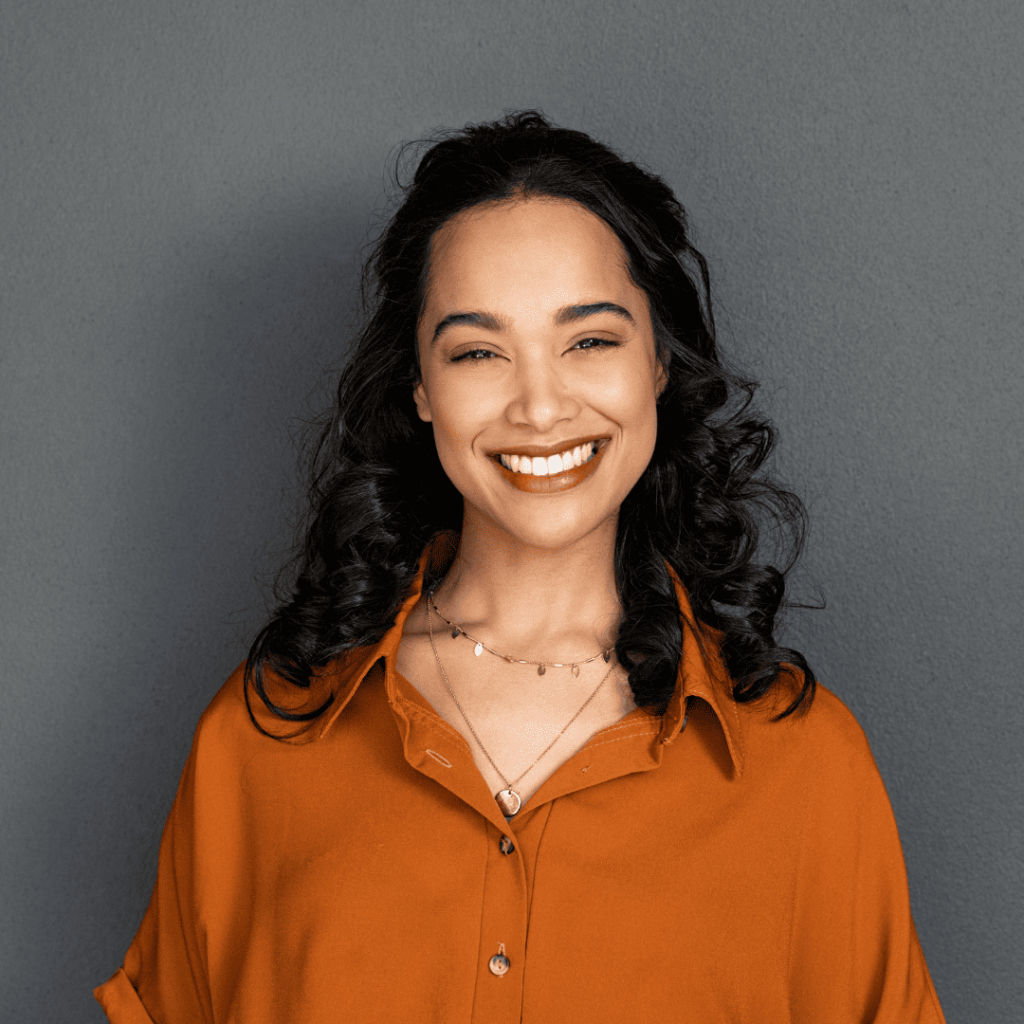 Retrato de uma mulher sorridente com maquiagem natural.
